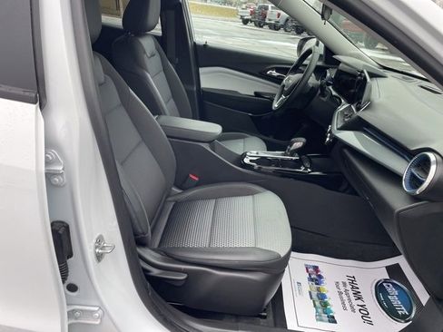 Used 2025 Chevrolet Trax LT w/ LT Convenience Package image 14
