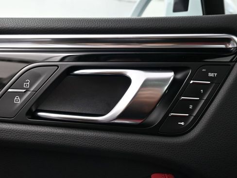 Used 2026 Porsche Macan AWD/4WD image 18