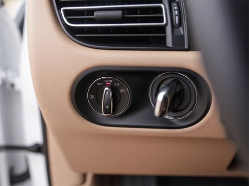 Used 2025 Porsche Macan image 21