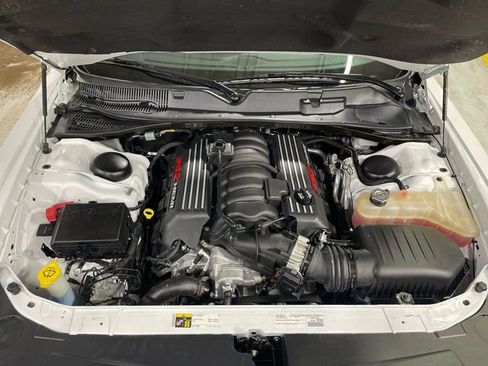 Used 2015 Dodge Challenger SRT image 26