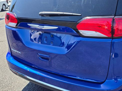 Used 2018 Chrysler Pacifica Touring-L FWD image 15