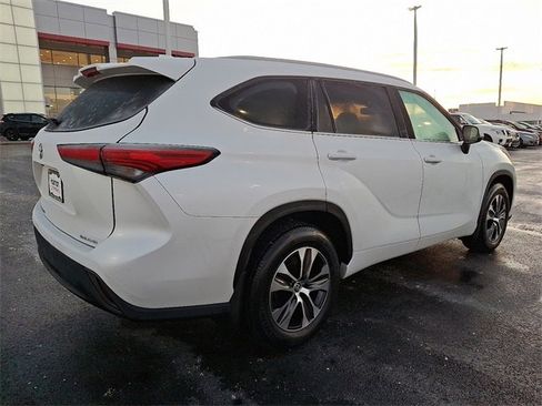Certified 2023 Toyota Highlander XLE image 6