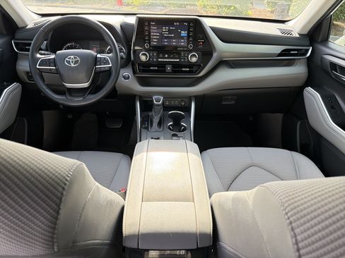 Used 2022 Toyota Highlander LE FWD image 4