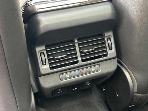 Used 2025 Land Rover Range Rover Evoque Dynamic SE image 13