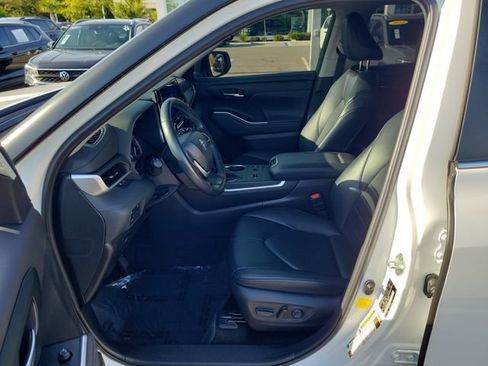 Used 2023 Toyota Highlander XLE FWD image 19