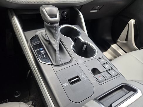 Used 2023 Toyota Highlander XLE AWD/4WD image 13