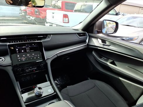 New 2025 Jeep Grand Cherokee L Laredo image 19