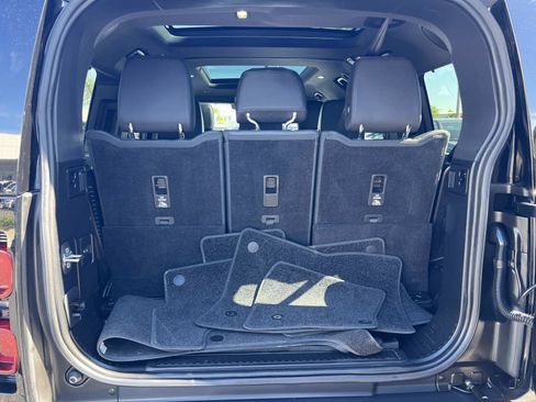 Used 2023 Land Rover Defender 130 X-Dynamic SE image 30