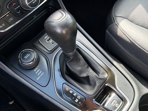 Used 2020 Jeep Cherokee Limited image 28