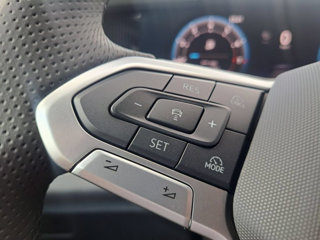 Used 2025 Volkswagen Tiguan SE R-Line FWD image 14