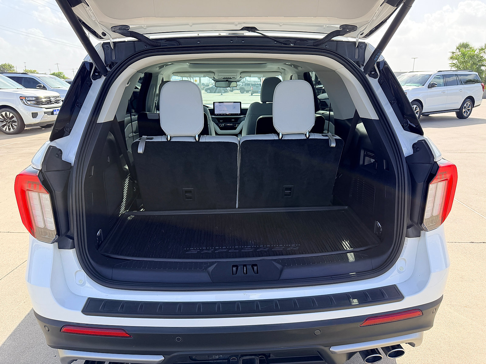 Used 2025 Ford Explorer Platinum w/ Ultimate Package AWD/4WD image 19