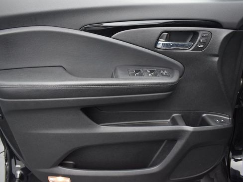 Used 2017 Honda Pilot Touring image 9
