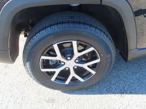 Used 2023 Jeep Grand Cherokee Limited w/ Trailer Tow Prep Group (B) AWD/4WD image 16