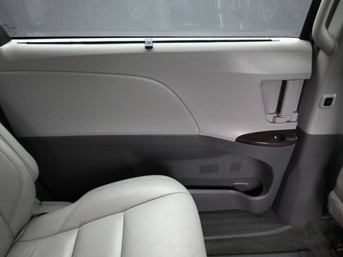 Used 2016 Toyota Sienna XLE FWD image 44