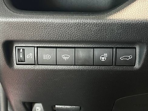 Used 2022 Toyota RAV4 XLE Premium AWD/4WD image 33