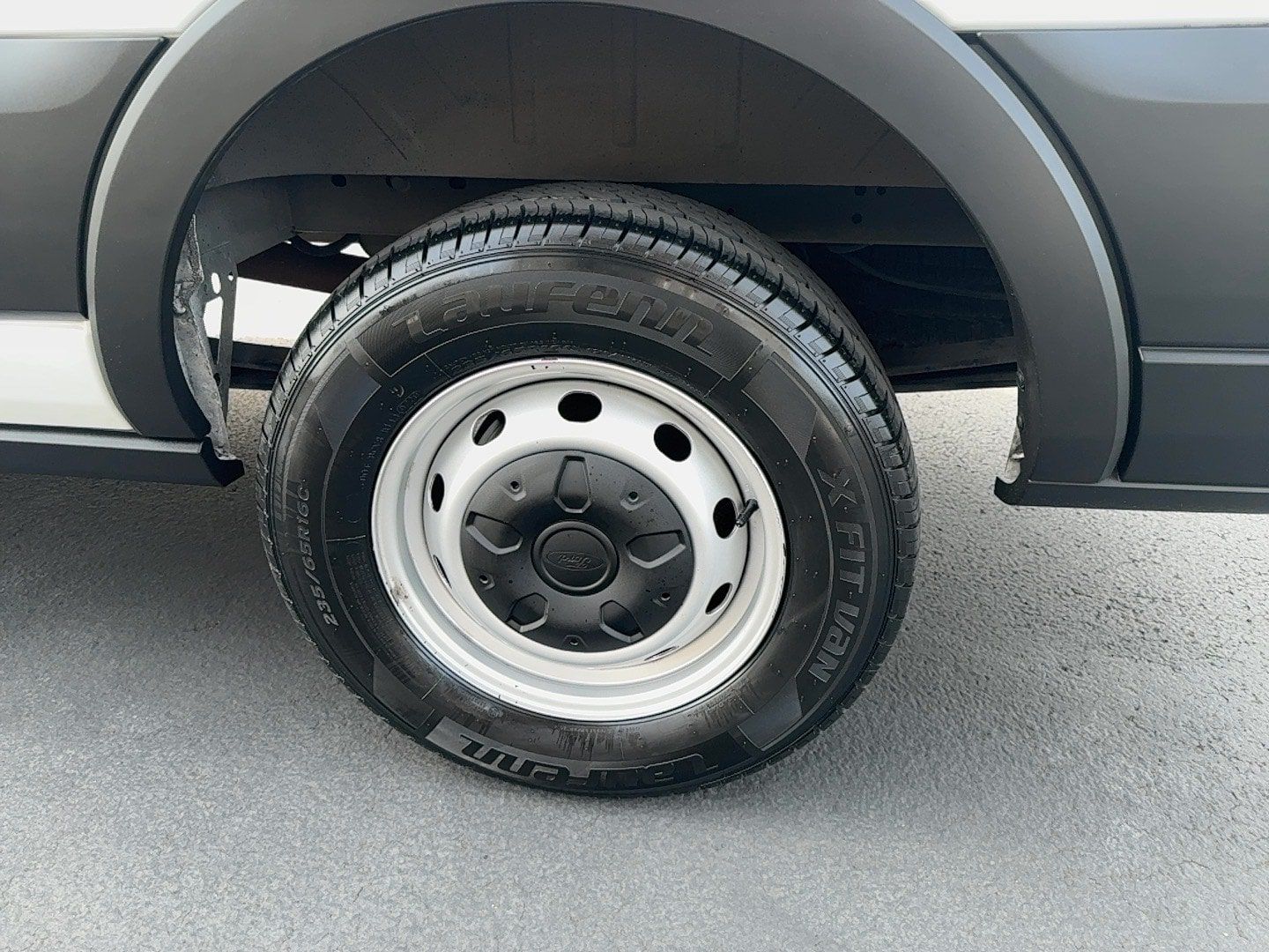 Used 2024 Ford Transit 250 148 Medium Roof w/ Load Area Protection Package RWD image 9