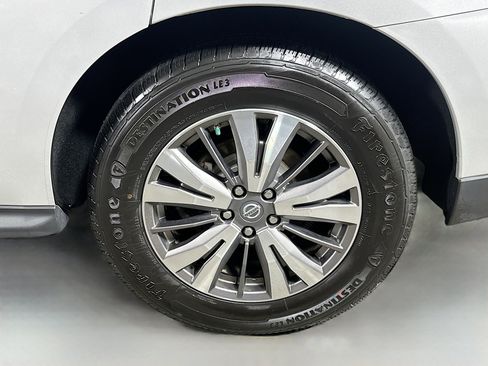 Used 2019 Nissan Pathfinder SV image 30