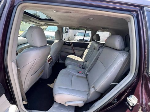 Used 2011 Toyota Highlander Limited w/ Tow Pkg AWD/4WD image 13