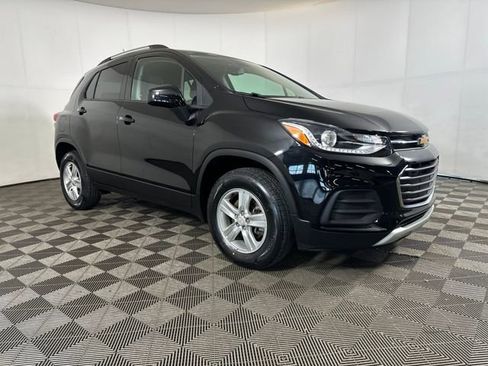 Used 2022 Chevrolet Trax LT w/ LT Convenience Package image 2
