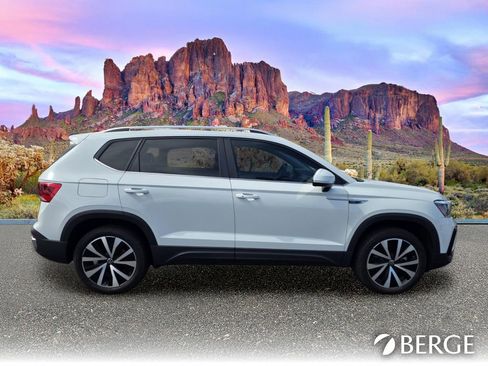 Used 2024 Volkswagen Taos SE FWD image 8