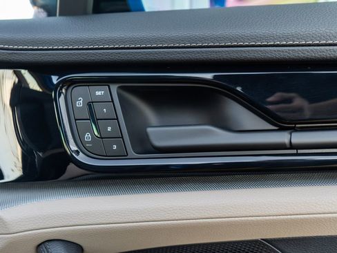 Certified 2025 Porsche Panamera image 33