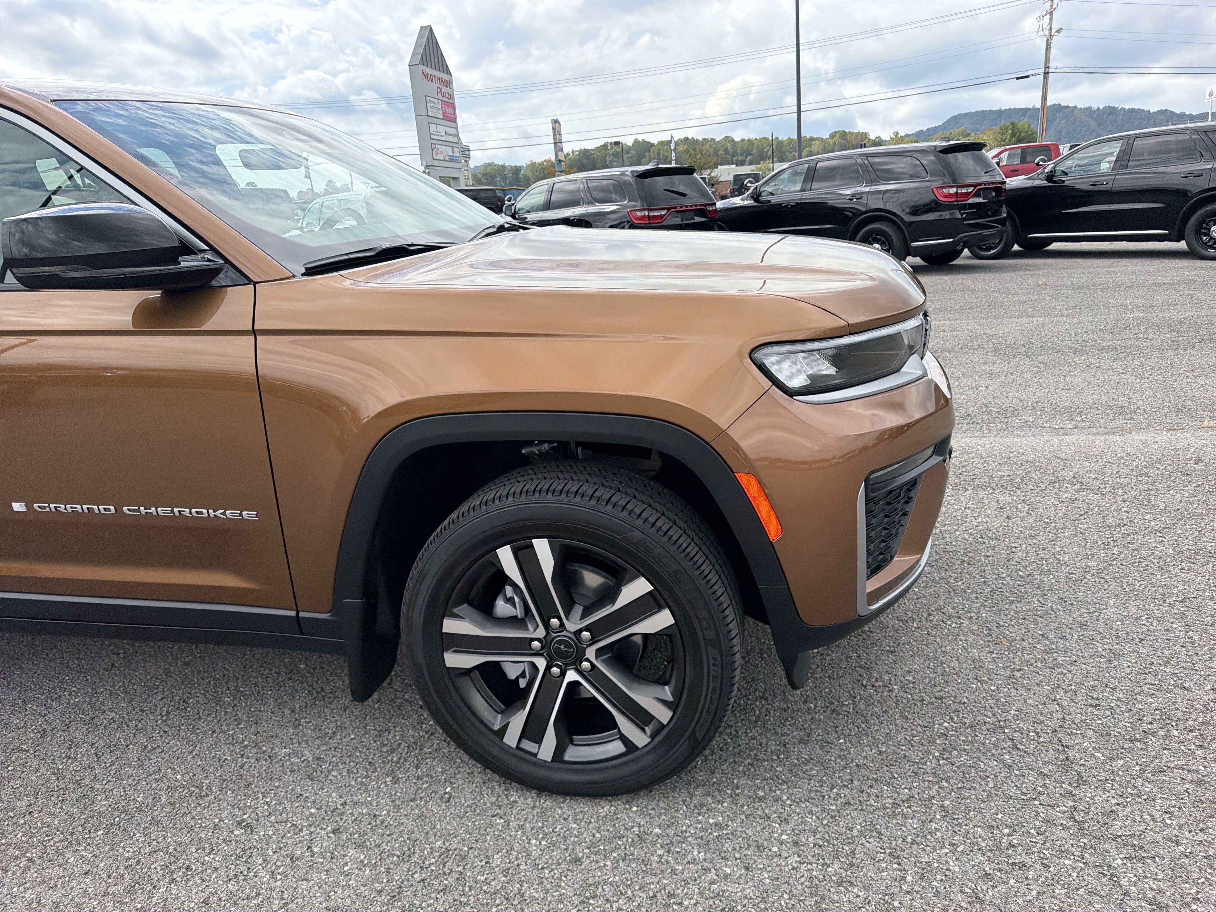 New 2027 Jeep Grand Cherokee Limited AWD/4WD image 4
