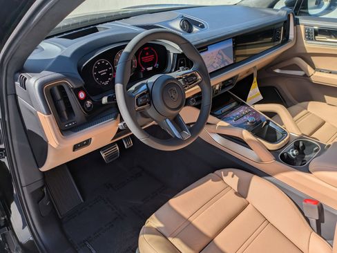 New 2025 Porsche Cayenne Turbo image 4