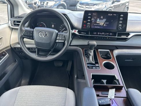 Used 2024 Toyota Sienna LE FWD image 19