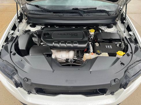 Used 2019 Jeep Cherokee Latitude w/ Popular Appearance Group AWD/4WD image 2