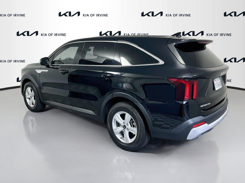 Certified 2025 Kia Sorento LX FWD image 6