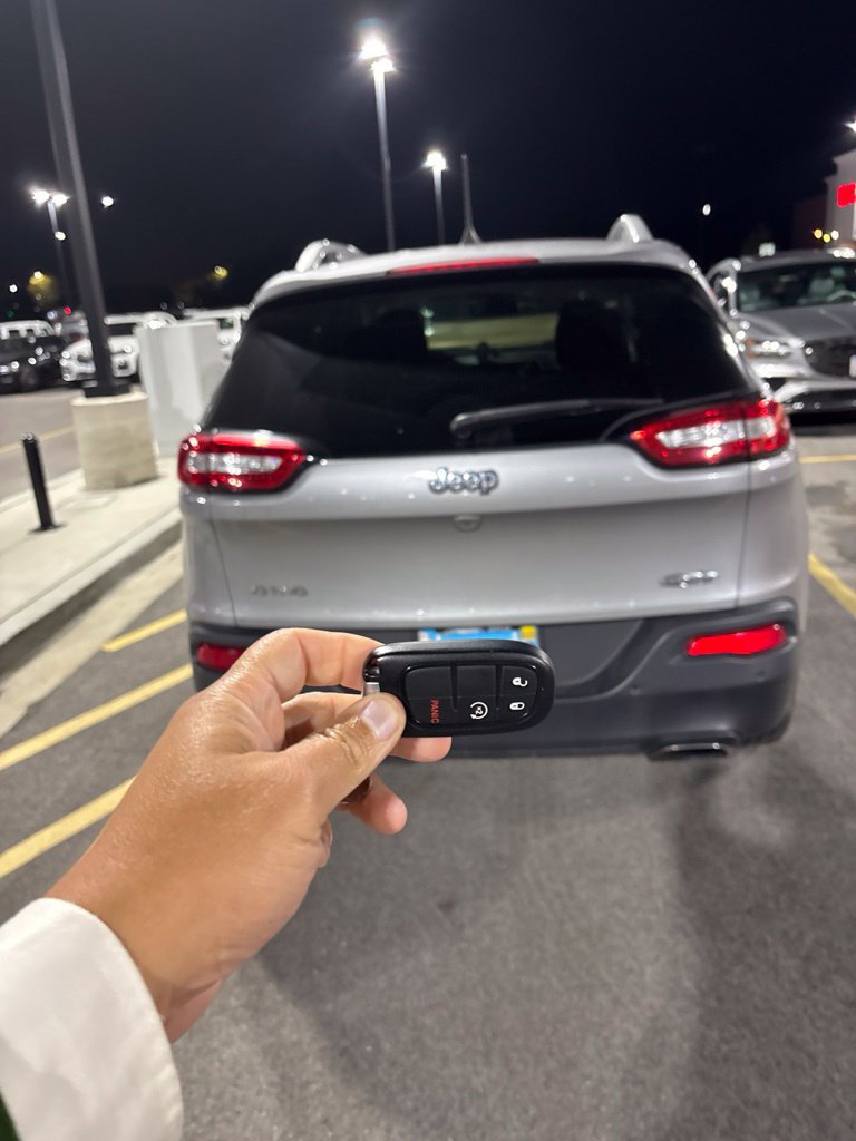 Used 2018 Jeep Cherokee Latitude Plus w/ Cold Weather Group AWD/4WD image 4