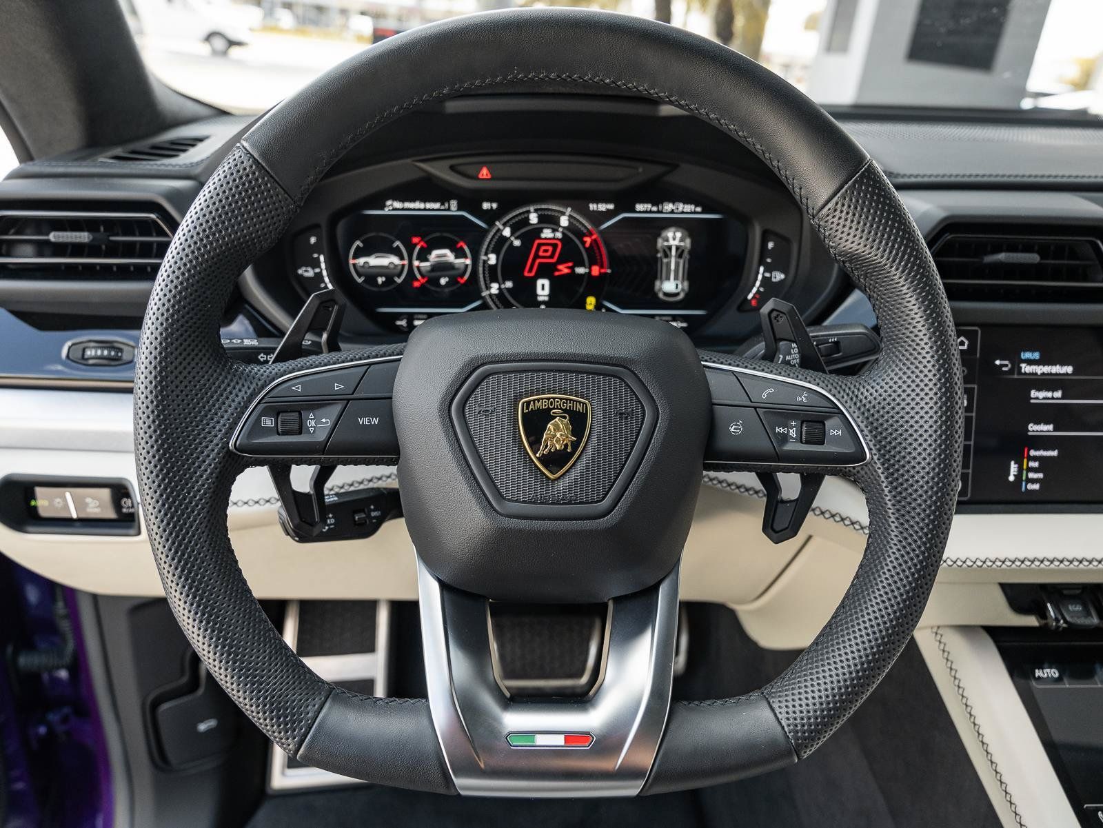 Used 2025 Lamborghini Urus SE AWD/4WD image 20