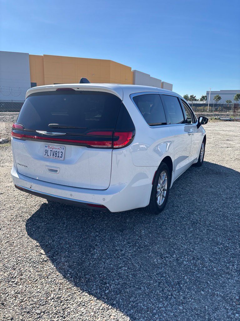 Used 2024 Chrysler Pacifica Touring-L FWD image 4