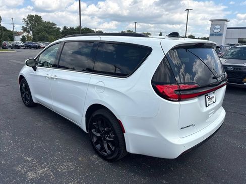 Used 2023 Chrysler Pacifica Touring-L w/ S Appearance Package AWD/4WD image 5