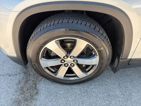 Used 2020 Chevrolet Traverse LT w/ LT Premium Package AWD/4WD image 9