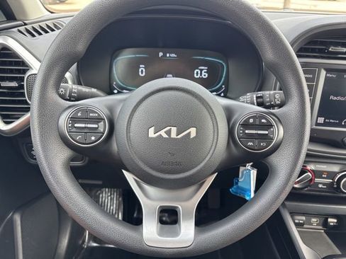 Used 2025 Kia Soul LX w/ LX Technology Package FWD image 5