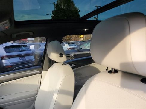 Certified 2022 Volkswagen Tiguan SE R-Line image 16