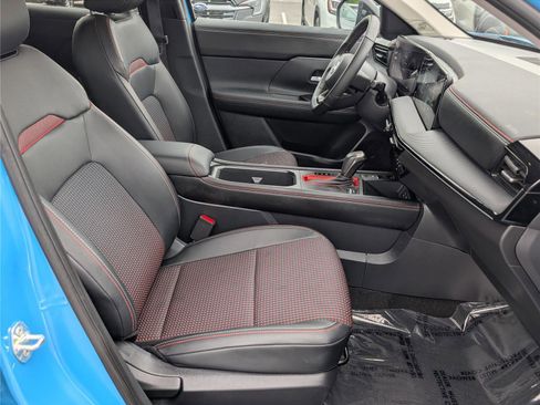Used 2025 Nissan Kicks SR AWD/4WD image 11