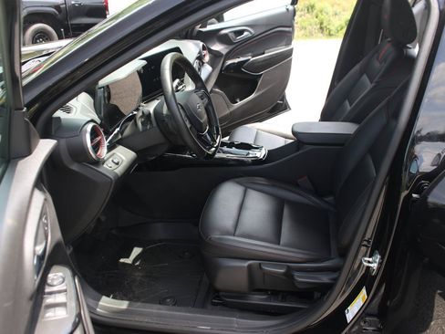 Used 2025 Chevrolet Trax RS w/ Sunroof Package FWD image 12