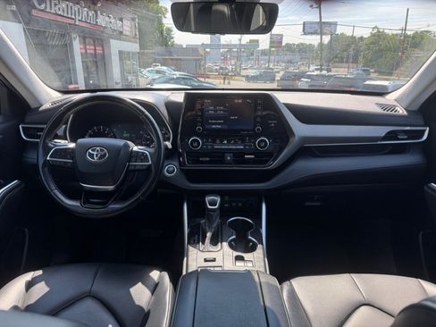 Used 2021 Toyota Highlander XLE AWD/4WD image 45