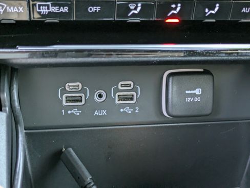 Used 2025 Jeep Grand Cherokee Laredo X image 30