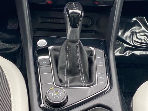 Used 2025 Volkswagen Taos SE image 10