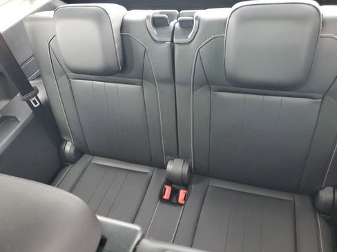 Used 2023 Volkswagen Tiguan SE w/ Panoramic Sunroof Package image 9