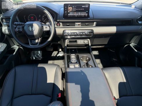 Used 2025 Honda Pilot TrailSport image 30