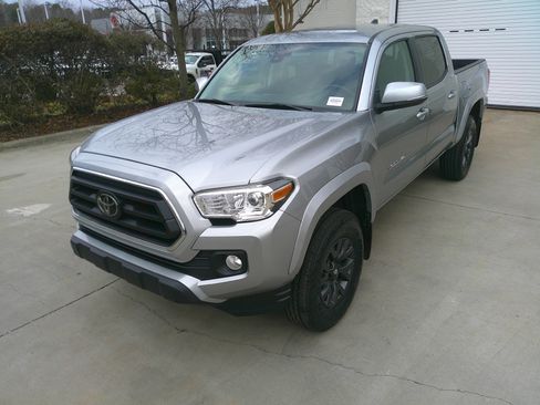 Used 2023 Toyota Tacoma SR5 w/ Technology Package image 5