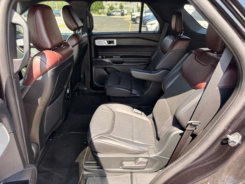 Used 2020 Ford Explorer Platinum w/ Premium Technology Package AWD/4WD image 12