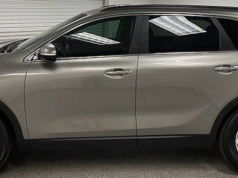 Used 2018 Kia Sorento FWD V6 w/ LX V6 Convenience Package image 8