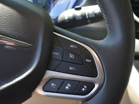 Used 2024 Chrysler Pacifica Touring-L FWD image 15