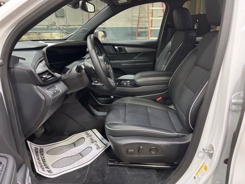 Used 2025 Buick Enclave Preferred image 2