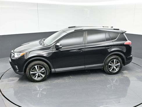 Used 2018 Toyota RAV4 XLE image 28